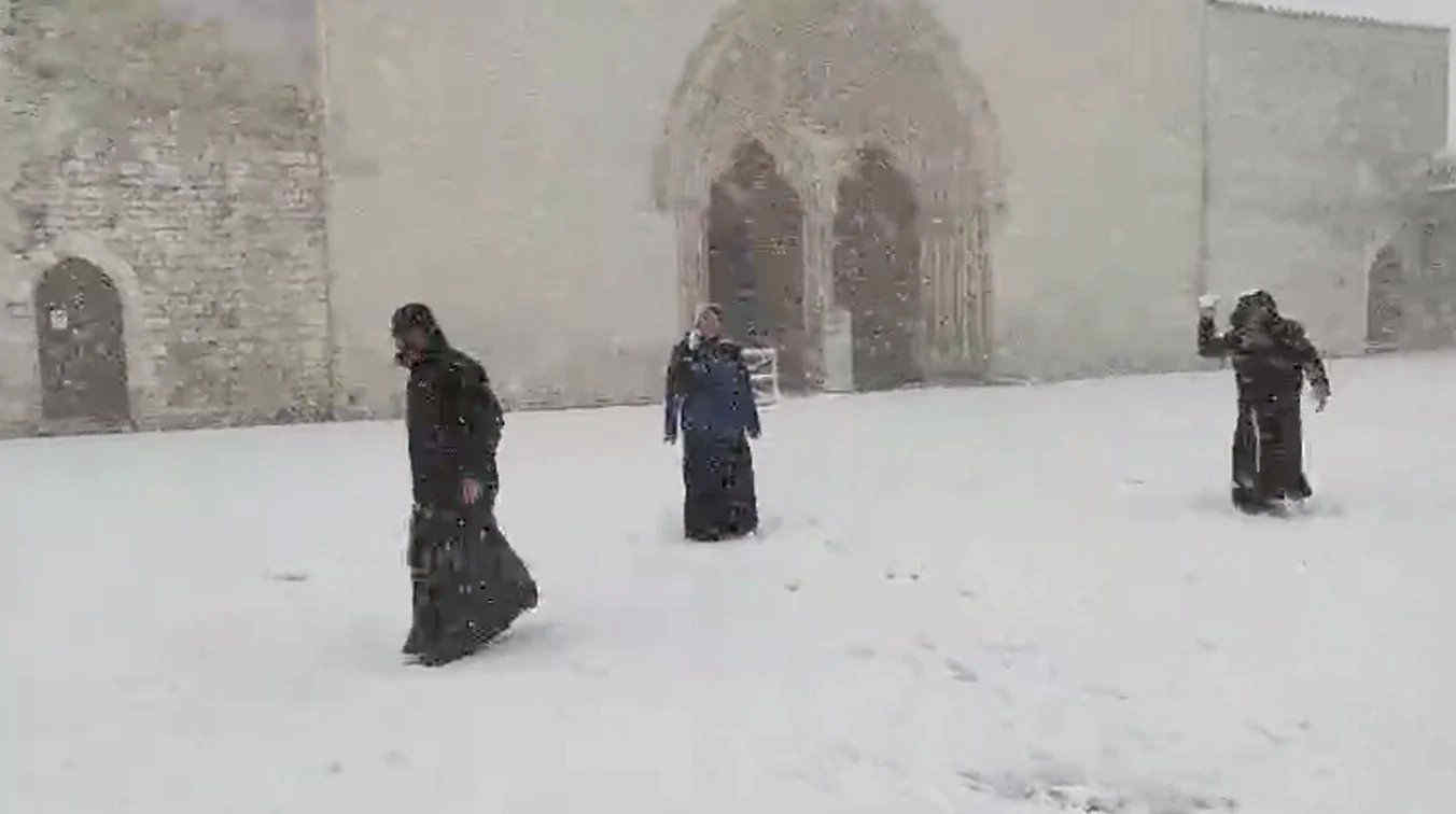 I frati di Assisi come nel quadro di Norberto: la battaglia a palle di neve diventa virale