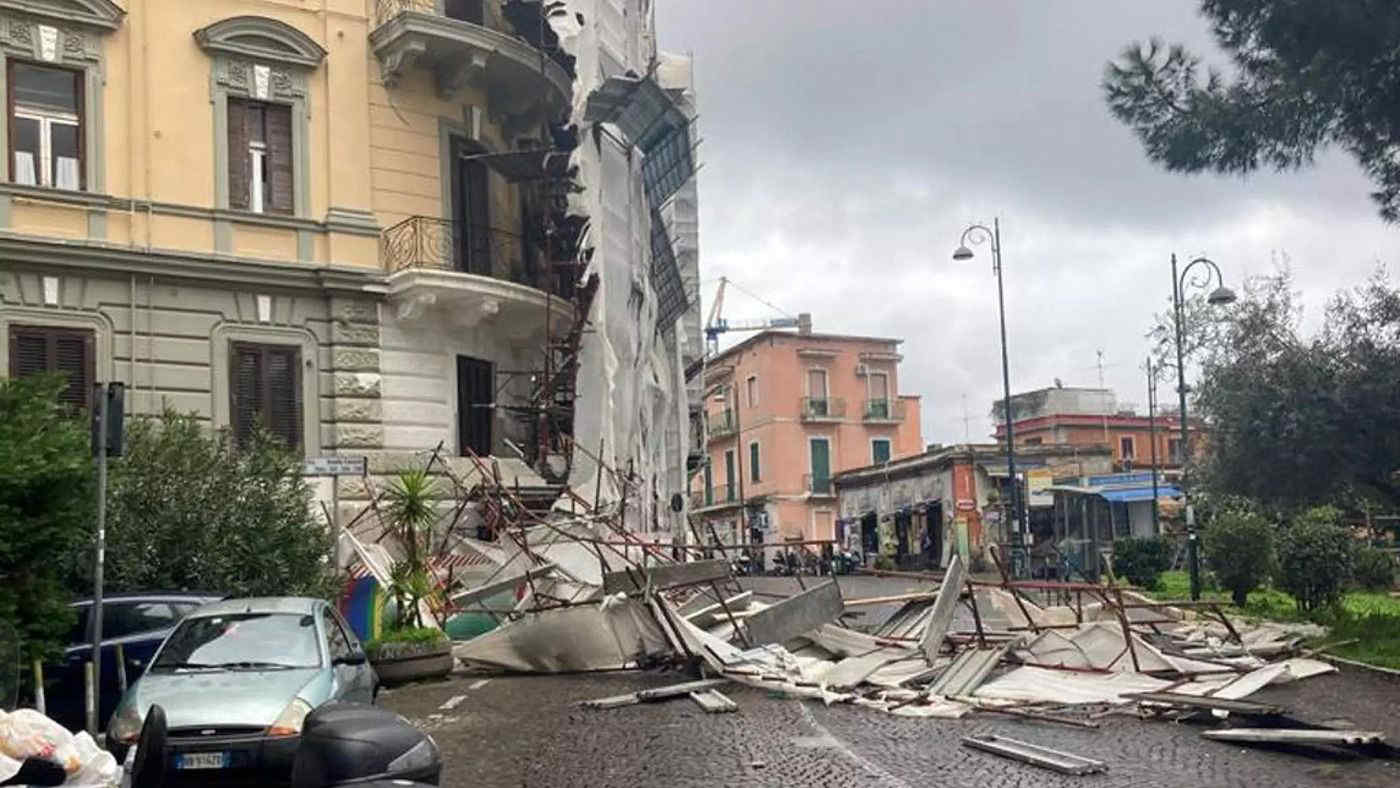 Maltempo in Campania, crolla impalcatura a Napoli per il forte vento