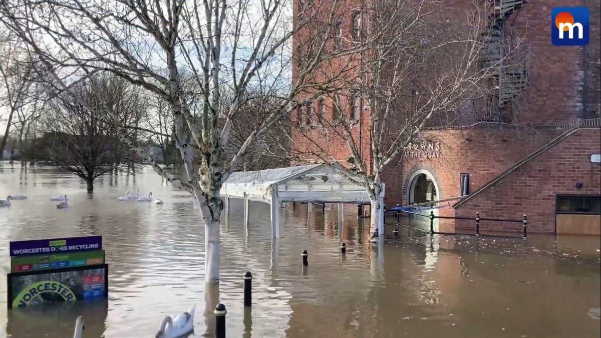 Pioggia, alluvioni e gelo: il maltempo flagella il Regno Unito. VIDEO