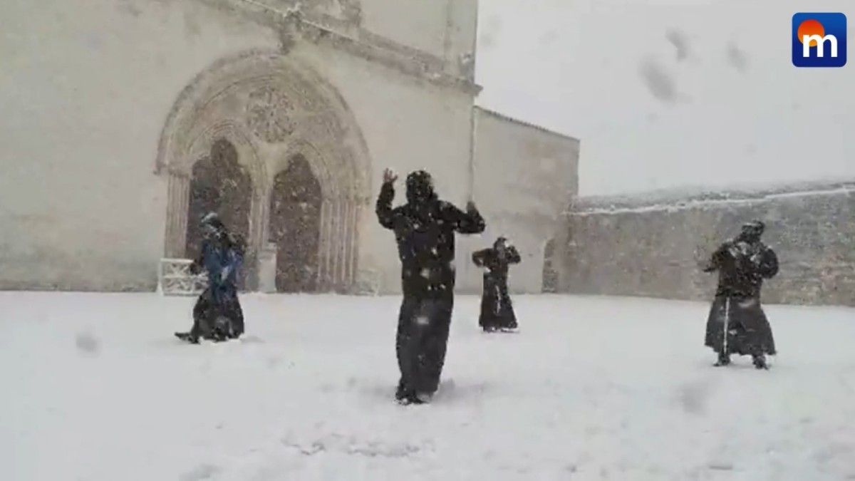 I frati di Assisi giocano a palle di neve. VIDEO
