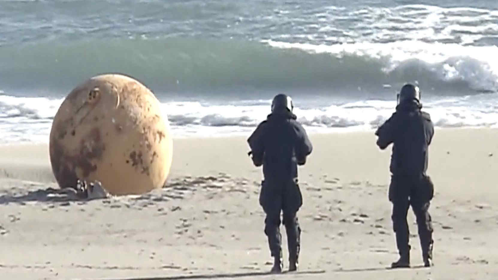 Misteriosa sfera di metallo sulla spiaggia in Giappone: di cosa si tratta