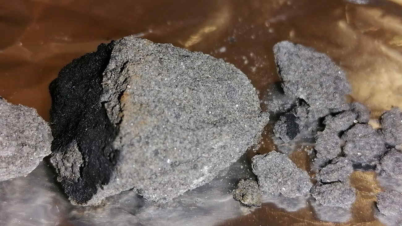 Il Meteorite di San Valentino è stato ritrovato su un balcone a Matera: è caduto a 300 km/h, tutti i dettagli e le immagini