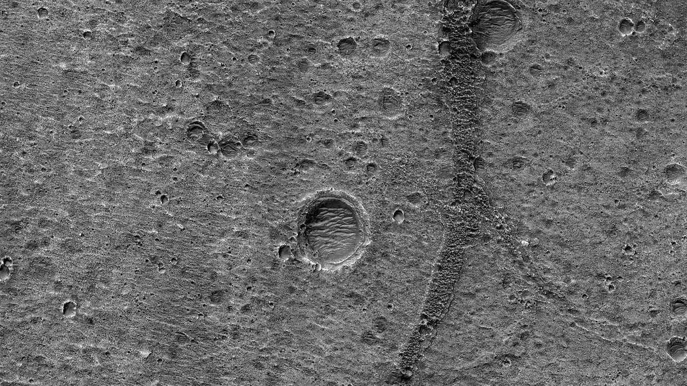 Marte, avvistati cerchi quasi perfetti sulla superficie del Pianeta Rosso | FOTO