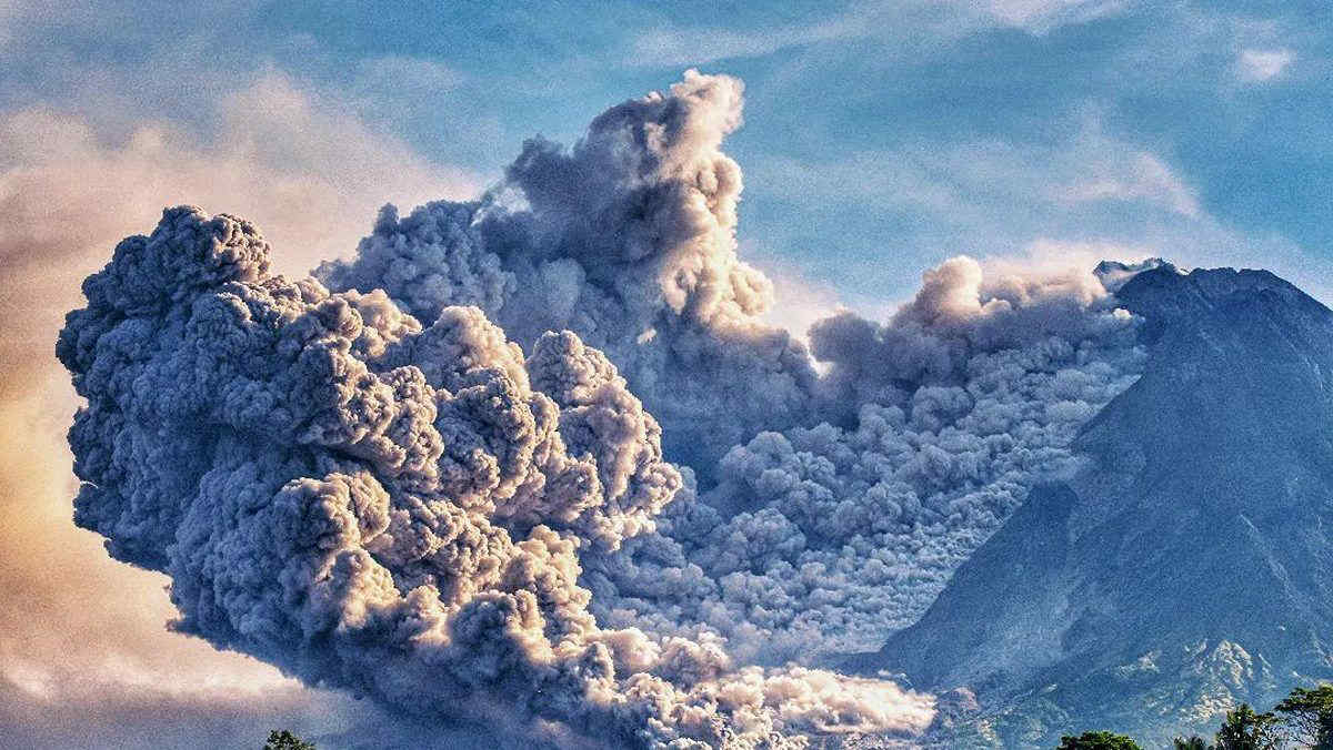 Indonesia, nuova eruzione del vulcano Merapi: le immagini spettacolari