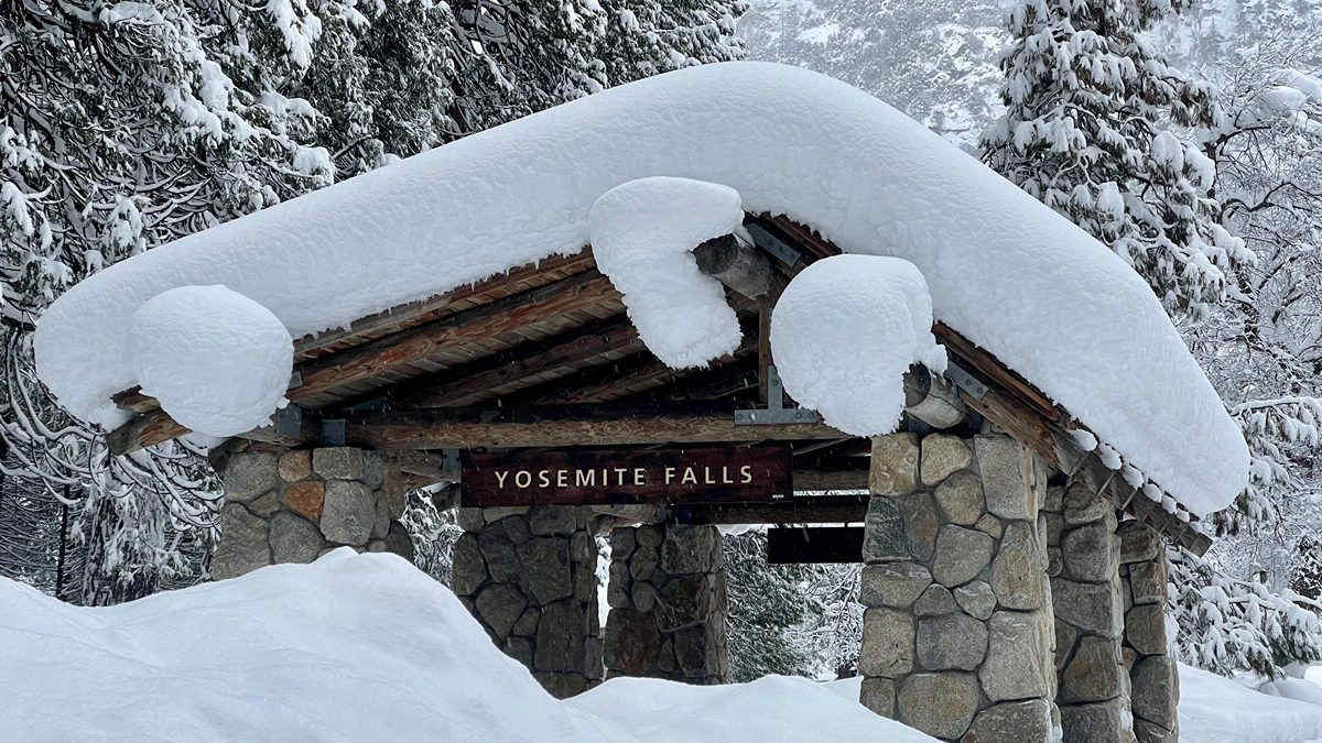 Meteo estremo in California: il Parco Yosemite, sepolto da 4,5 metri di neve, chiude a tempo indeterminato