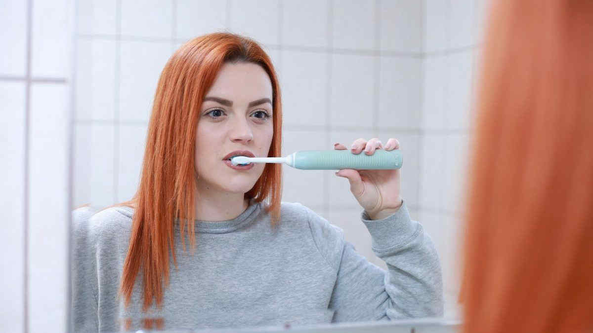 Lavarsi i denti: è meglio prima o dopo colazione?