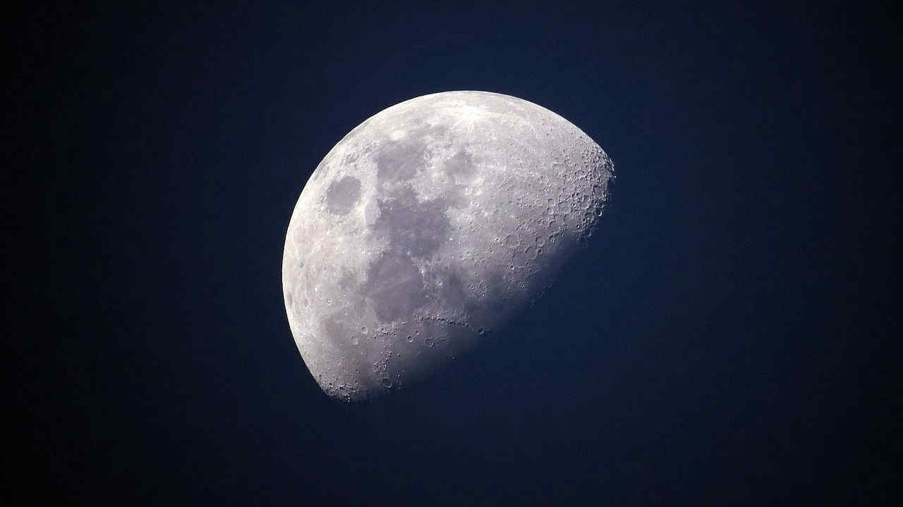 La Luna si sta allontanando dalla Terra: ecco cosa sta accadendo e perché