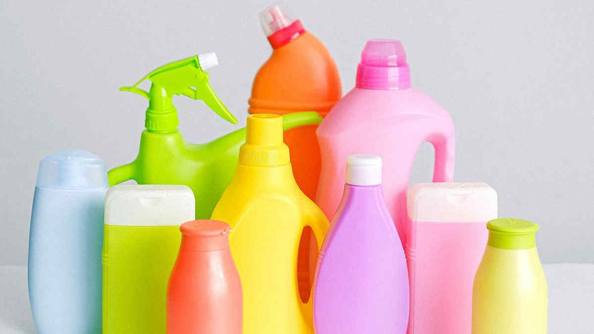 Pulizie domestiche, attenzione ai detergenti "mescolati": la nube tossica letale di candeggina e ammoniaca uccide una donna a Bari