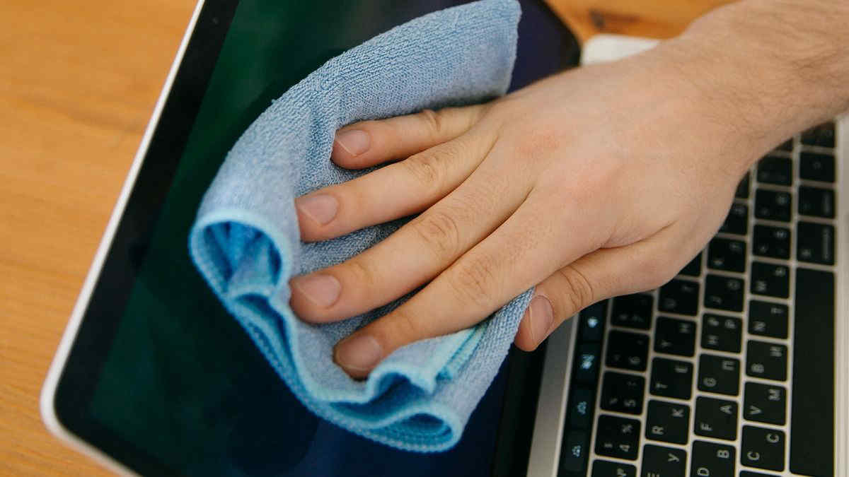 Come pulire gli schermi digitali senza usare detergenti specifici