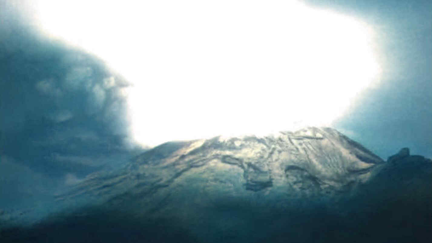 Messico, il vulcano Popocatépetl preoccupa la popolazione: enorme nube di cenere - Video dal drone