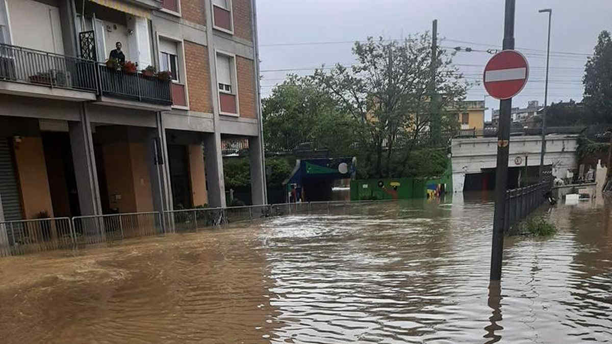 Il maltempo arriva nelle Marche, Pesaro sott'acqua. Le immagini