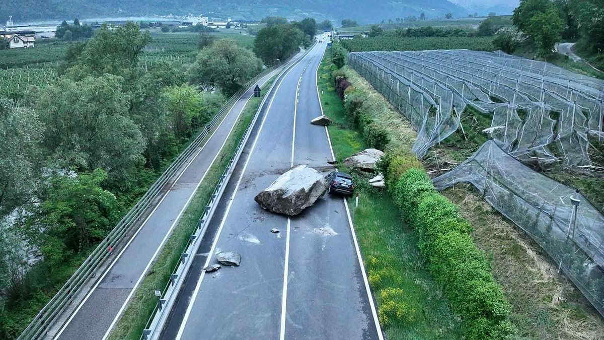 Frana in Val Venosta, Trentino Alto Adige: sfiorata la tragedia per 4 ragazzi a bordo della loro auto