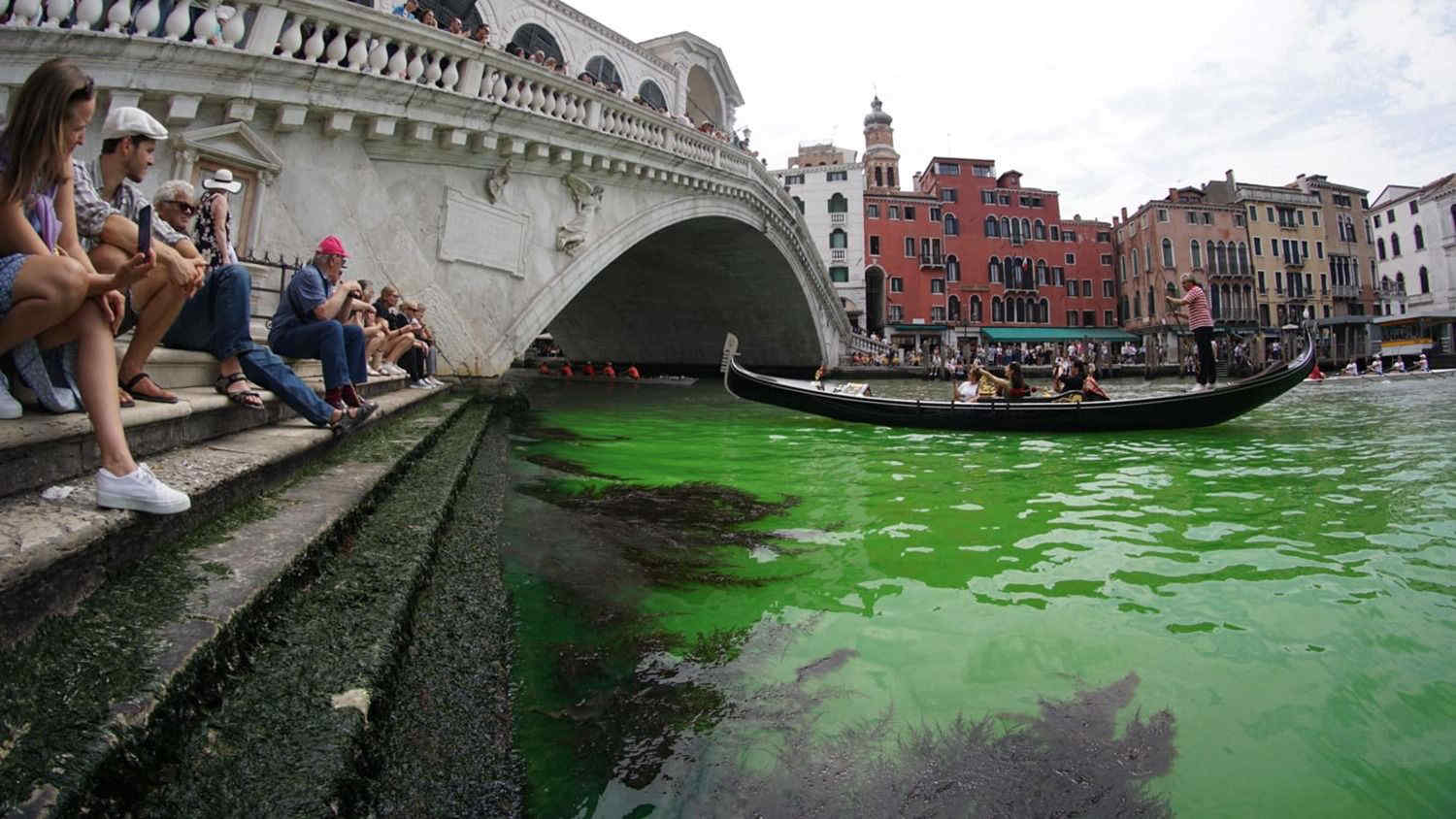 Venezia, l'acqua del Canal Grande diventa verde fluorescente: ecco tutte le ipotesi e immagini divenute virali