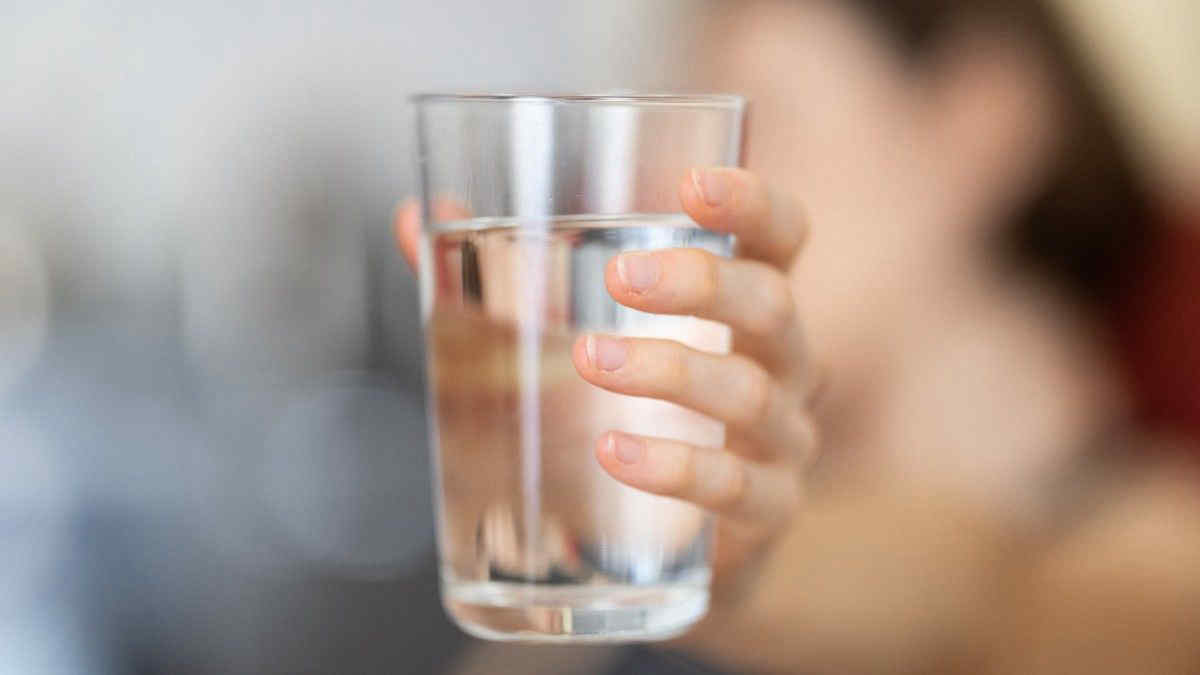 È meglio bere acqua prima, dopo o durante i pasti?