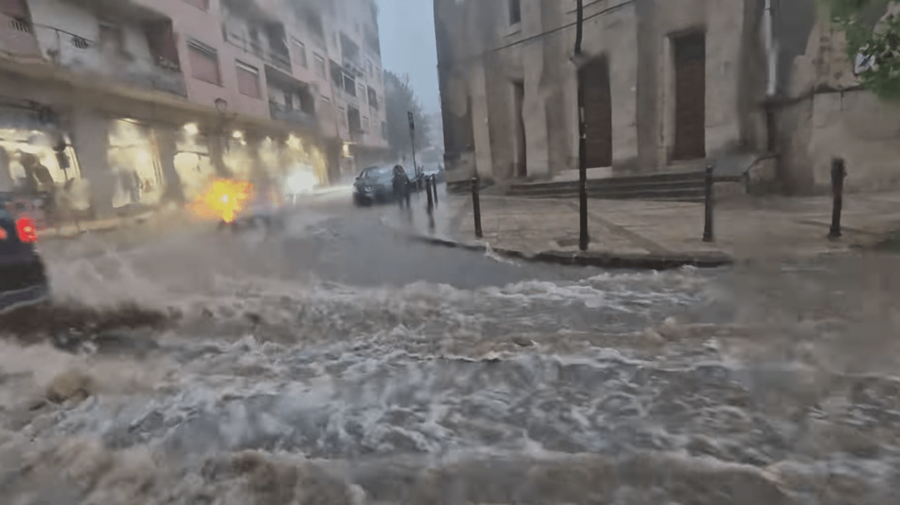 Maltempo Sicilia, alluvione a Piazza Armerina: strade inondate d'acqua | FOTO e VIDEO