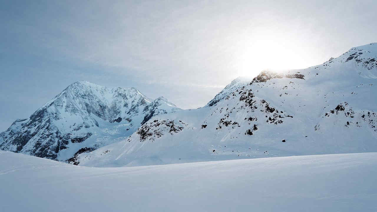 Cervinia, Valle d'Aosta: spettacolare nevicata del 1 maggio - Le immagini