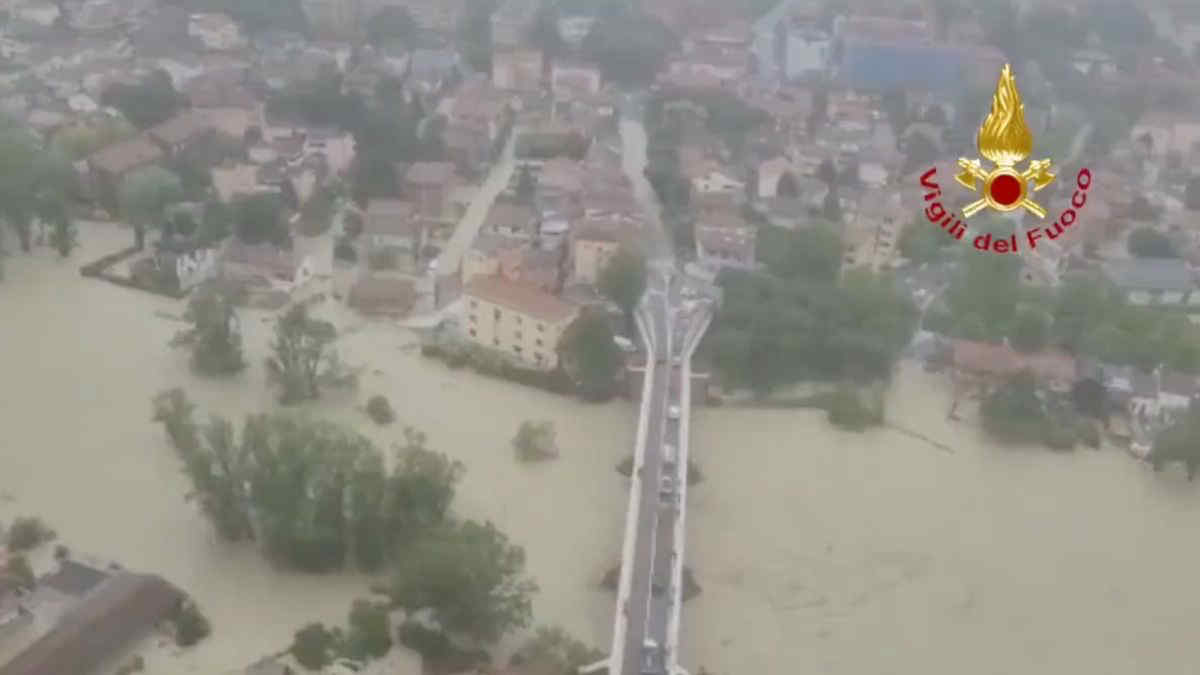 Maltempo in Emilia Romagna e Marche, esonda il fiume Savio a Cesena. Persone bloccate sui tetti