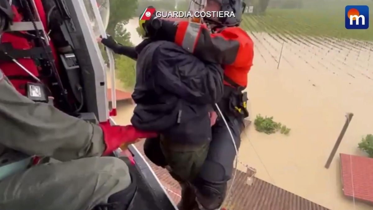 Maltempo Emilia Romagna, il salvataggio di due anziani intrappolati sul tetto. VIDEO