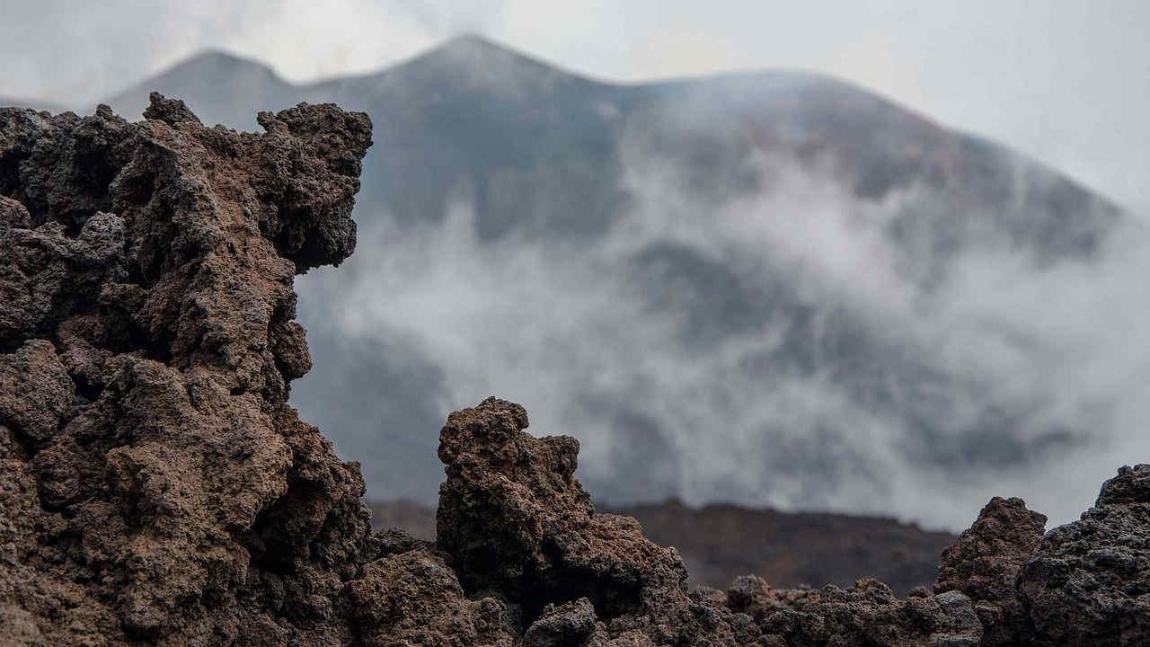 Etna, esplosione e pennacchio di gas: si è aperto un condotto - VIDEO