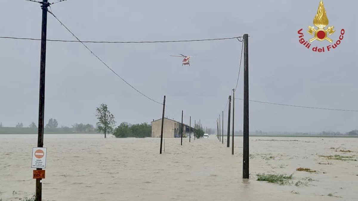 Alluvione Emilia Romagna: il fango solidificato rende irriconoscibili le campagne. Le immagini