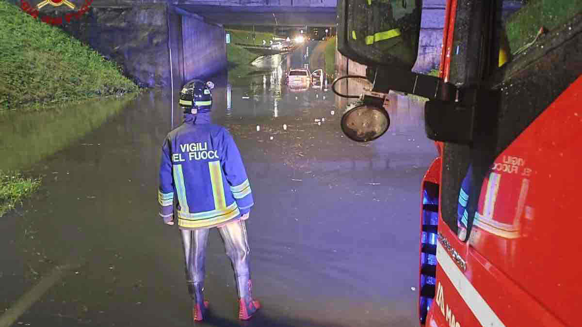 Maltempo Lombardia, tempesta di grandine a Milano e Lecco: strade allagate e imbiancate