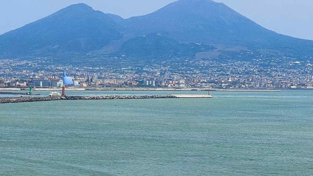 Napoli, enorme chiazza verde nel mare: ecco di cosa si potrebbe trattarsi - Video