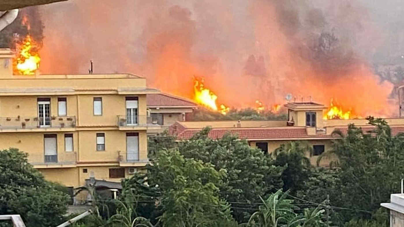 Incendi nella notte a Palermo, città circondata e case evacuate: la situazione. Almeno una vittima