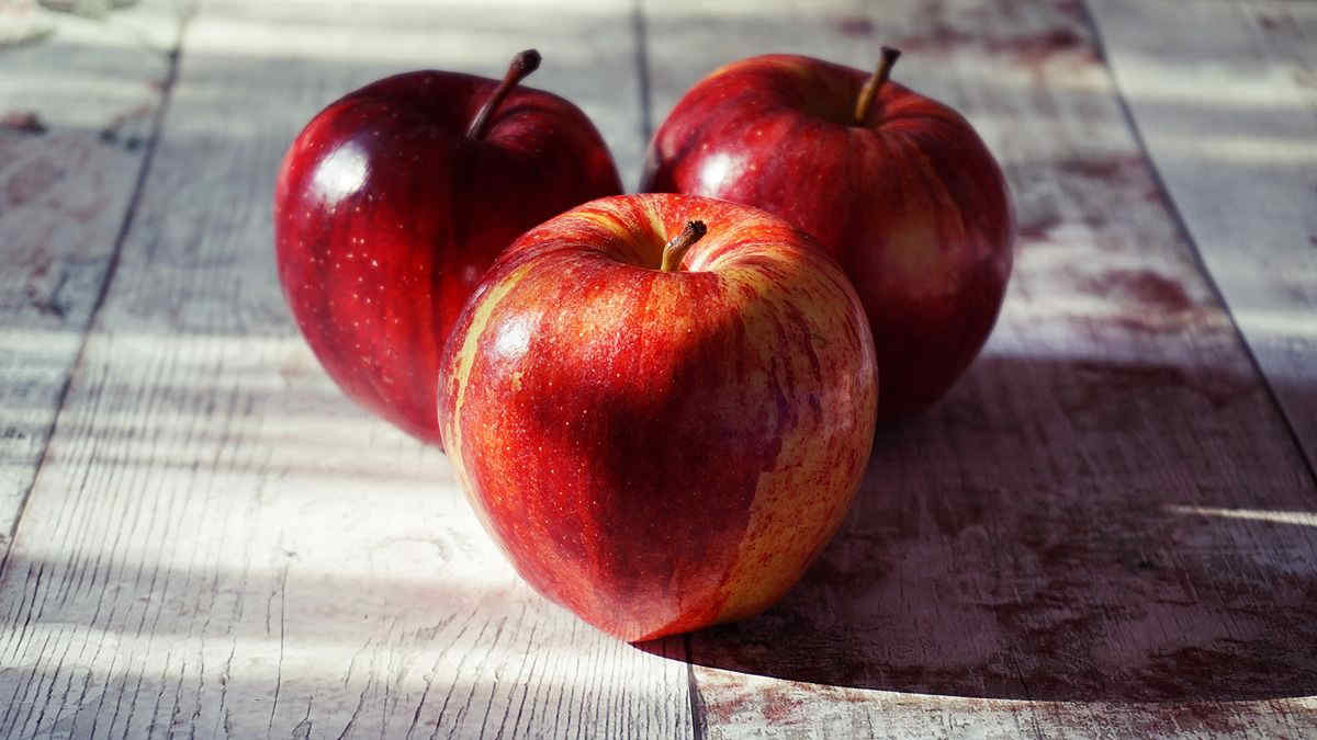 Dove conservi le mele quando fa caldo? 5 trucchi per evitare di buttare il cibo durante l'estate