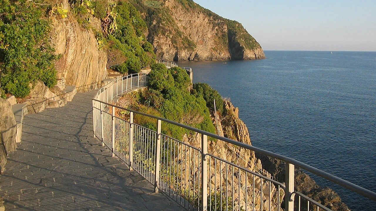 Via dell’Amore, riapre il suggestivo percorso a picco sul mare nelle Cinque Terre in Liguria