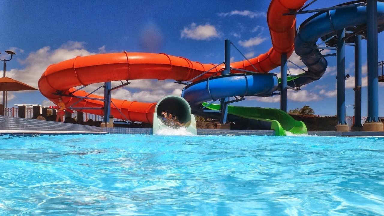 Parchi acquatici in Italia, i migliori dove trascorrere una giornata all'insegna del divertimento tra piscine e scivoli