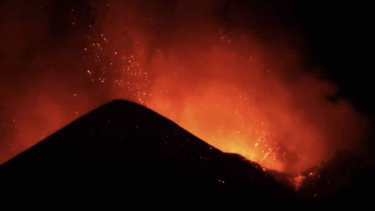 Etna, eruzione con fontana di lava nella notte. Sospesi voli all’aeroporto di Catania - Le immagini