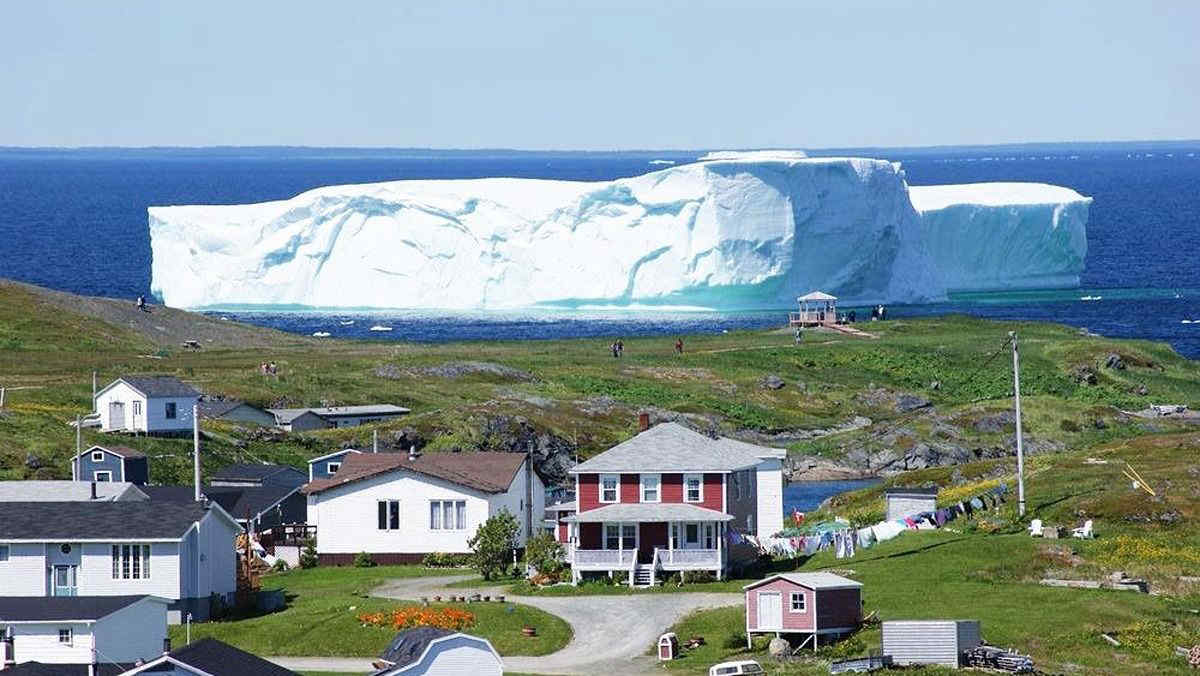Iceberg a forma di parallelepipedo minaccia costa di Terranova: il video impazza sui social