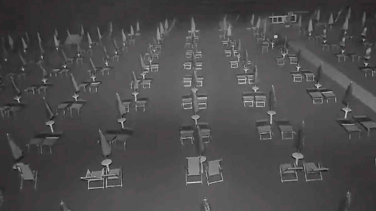 Tromba d’aria a Jesolo spazza via ombrelloni e lettini dalla spiaggia: il video