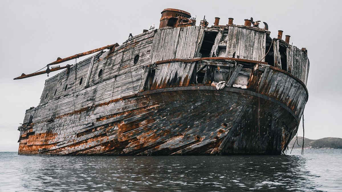 Tre vulcani sottomarini e il relitto di una nave scoperti nel Canale di Sicilia: cosa sappiamo