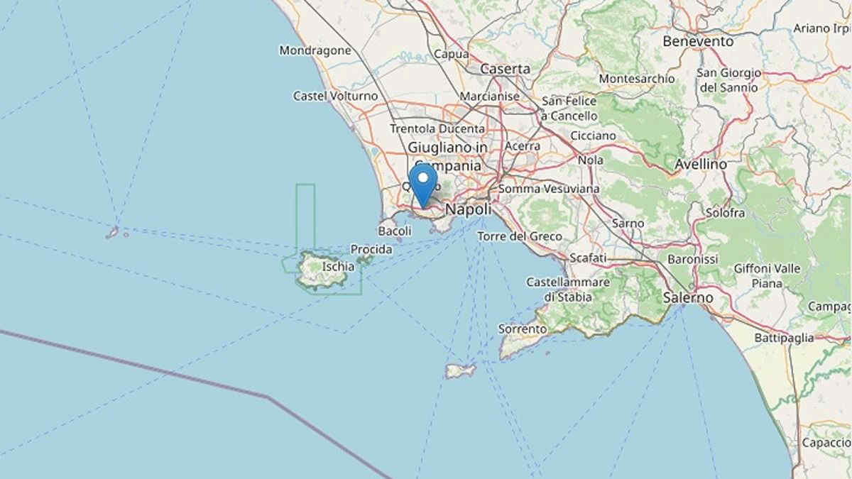 Terremoto a Napoli oggi: varie scosse in mattinata nei Campi Flegrei a Pozzuoli, tanta gente in strada. La situazione