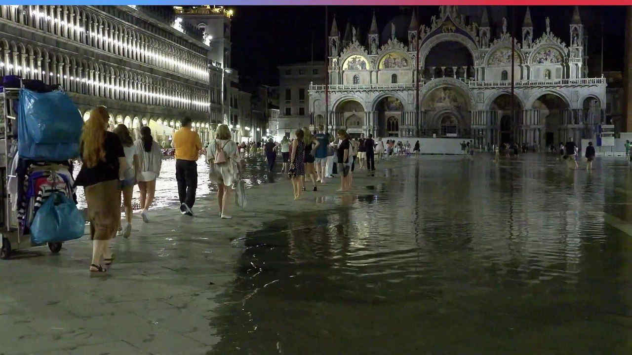Venezia, acqua alta ad agosto: 100 centimetri ricoprono Piazza San Marco