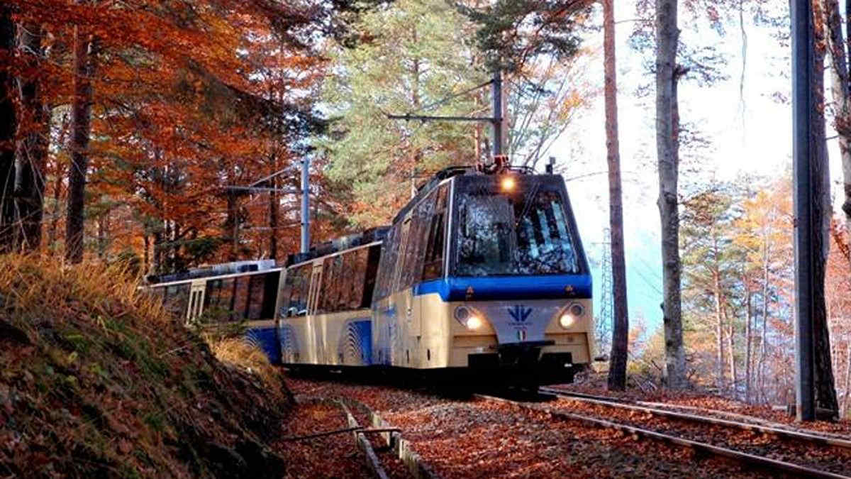 Il treno del foliage pronto a ripartire per guidarci tra i colori dell’autunno