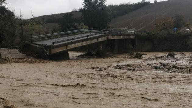Crollato ponte di Ozzanello, in provincia di Parma dopo l'esondazione del fiume - Video