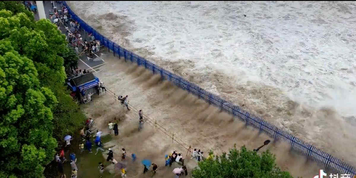 Meteo, lo tsunami" fluviale del "drago d'argento" in Cina: l'alta marea del fiume Qiantang travolge i turisti | Video