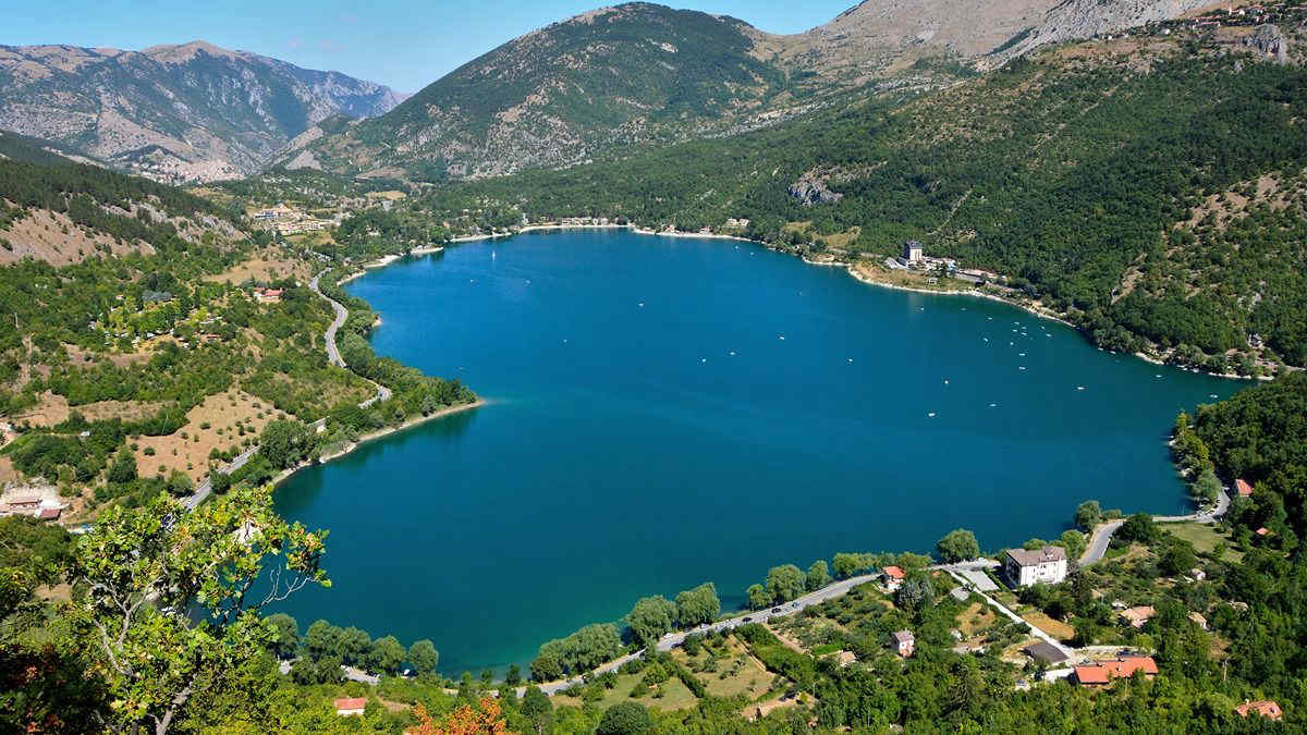Abruzzo, il bellissimo lago a forma di cuore: ecco dove si trova e come ammirarlo