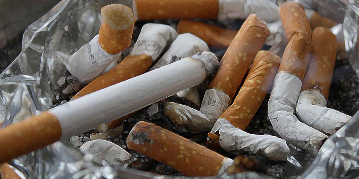 Mozziconi di sigaretta a terra: il 40% degli italiani ignora l'esistenza di una normativa