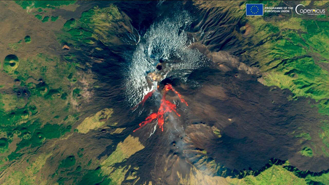 Etna, attivo il cratere a Sud-Est: la situazione e le immagini