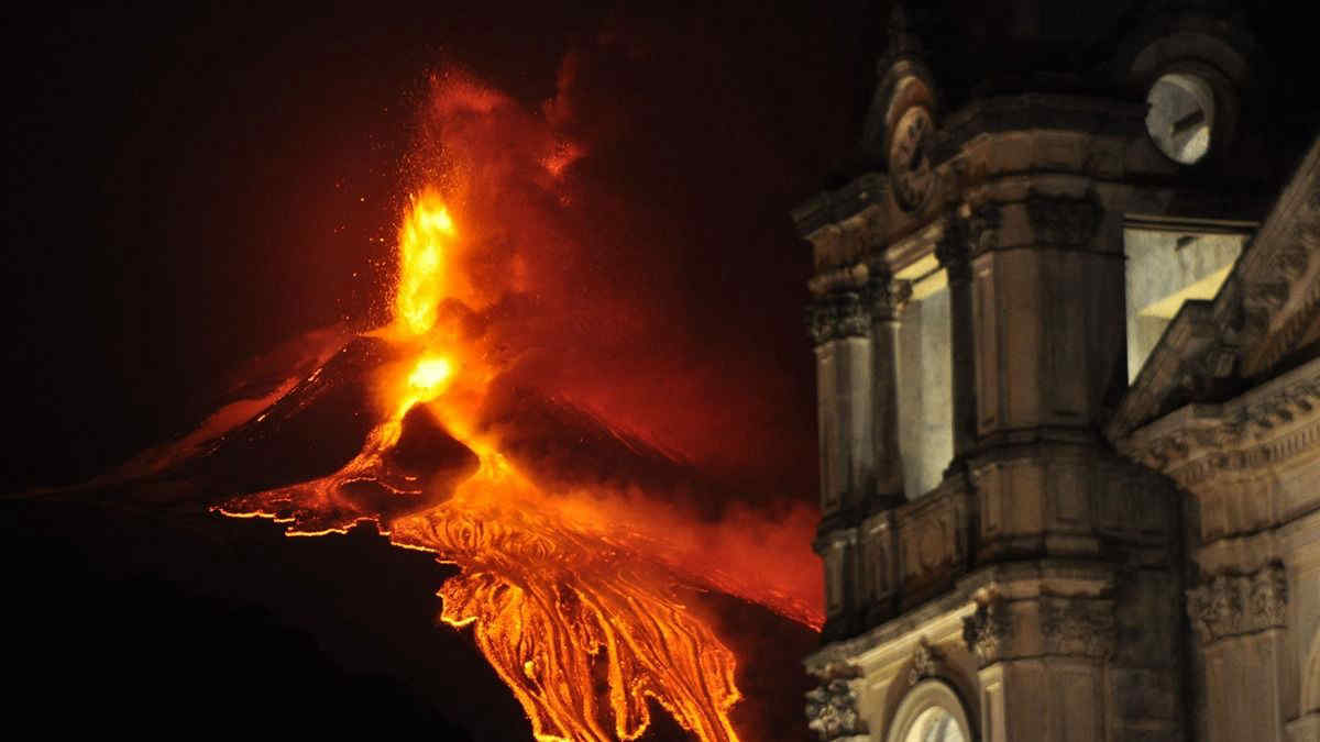Etna tra lava e neve: lo spettacolo della lava infuocata che scorre lungo le pendici innevate | Video