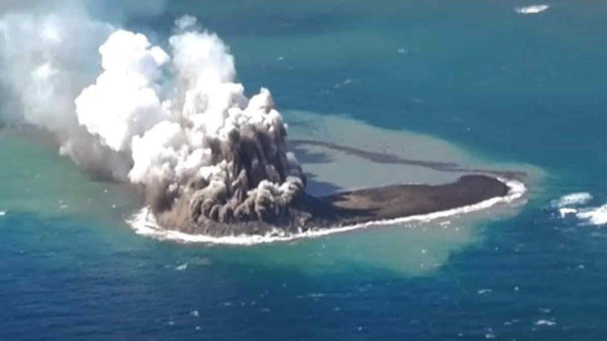 Eruzione vulcanica, nuova isola al largo del Giappone: ecco le immagini dallo spazio