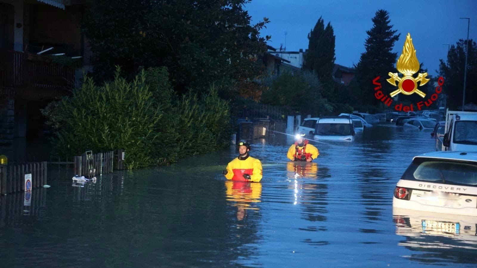 Meteo, maltempo in Toscana: morti annegati e dispersi. A Campi Bisenzio, esonda il Bisenzio. Anche gli ospedali sono allagati, è stato di emergenza
