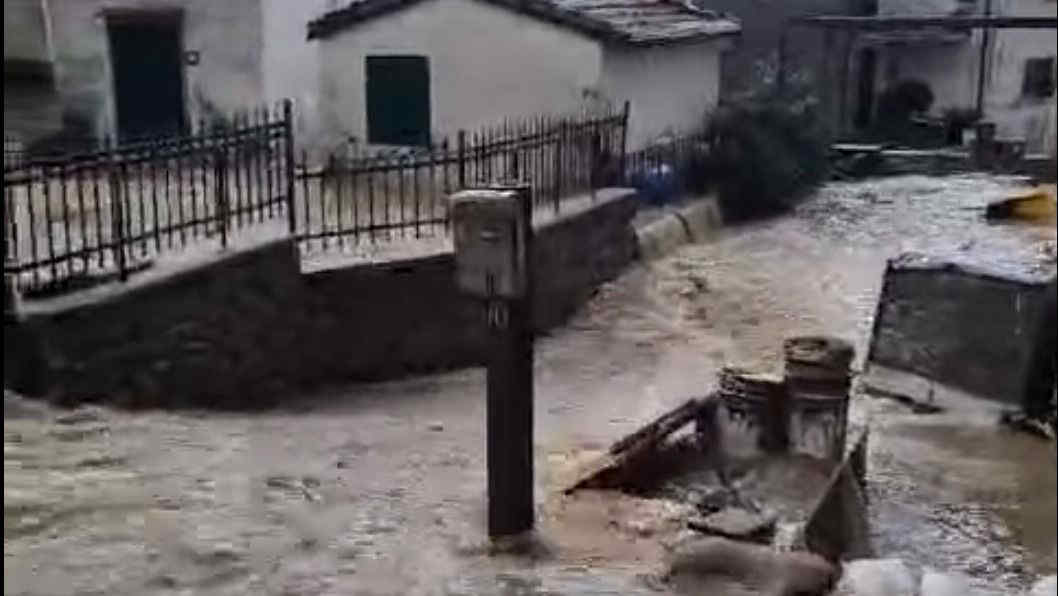 Maltempo in Toscana: esonda fosso a Chiusoli, la situazione