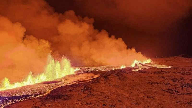 Meteo, eruzione vulcanica in Islanda a sud di Reykjavik: le immagini