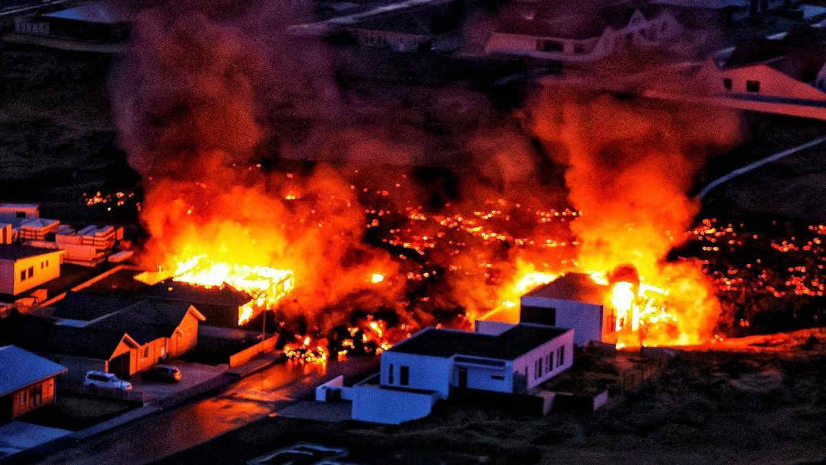 Islanda nuova eruzione del vulcano: la lava raggiunge la città più vicina. Le immagini