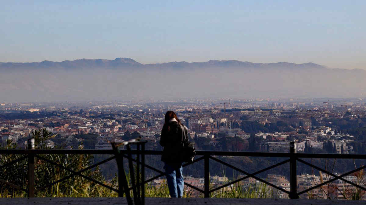 Meteo, anticiclone non-stop: nebbia e smog soffocano Val Padana e zone del Centro