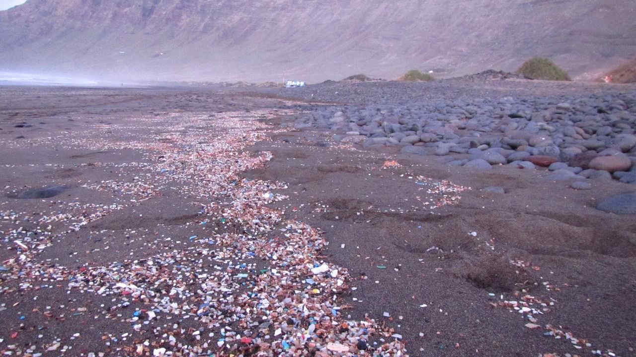 Gibilterra, arriva la marea di microplastiche sulla costa: cosa sta accadendo